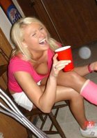 Пьяные сучки непристойно ведут себя на вечеринках 9 фото