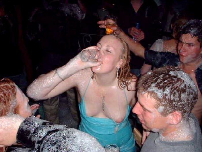 Пьяные сучки непристойно ведут себя на вечеринках 2 фотография