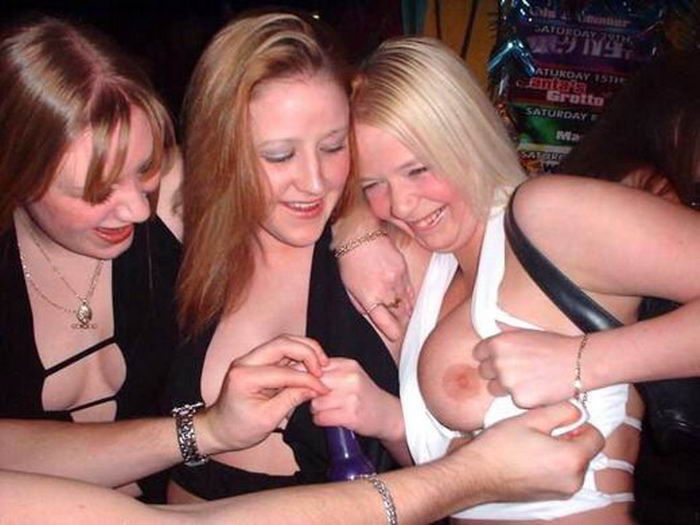 Пьяные сучки непристойно ведут себя на вечеринках 15 фотография