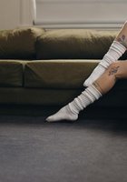 Татуированная Джесс показывает обнаженное тело на диване 9 фотография