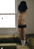 Татуированная Джесс показывает обнаженное тело на диване 18 фотография