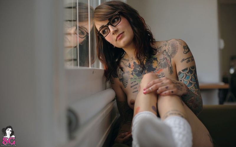 Татуированная Джесс показывает обнаженное тело на диване 12 фотография