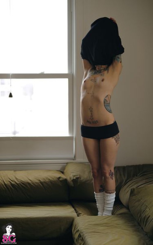 Татуированная Джесс показывает обнаженное тело на диване 18 фотография