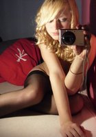 Молодая блондинка перед зеркалом раздвинула ноги 3 фотография