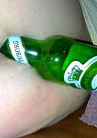 Вертихвостка трахает свою манду пустой бутылкой пива 13 фото