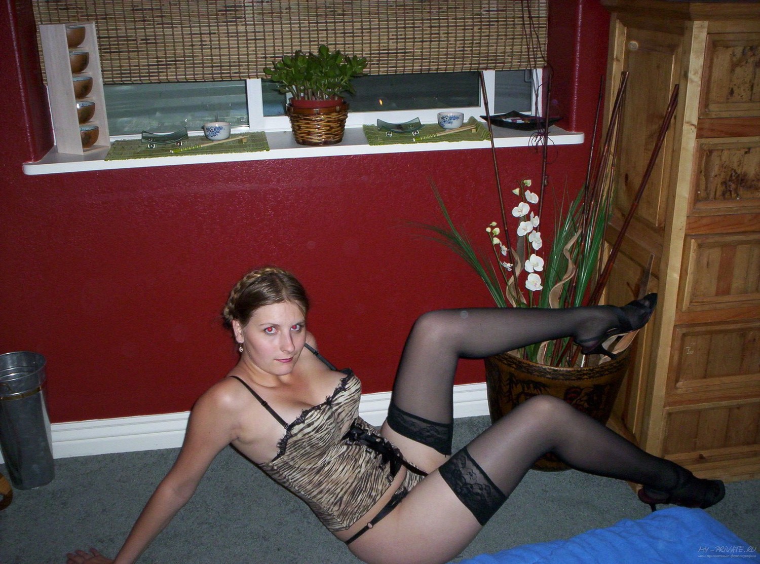 Бабенка в сексуальном белье позирует в спальне 19 фотография