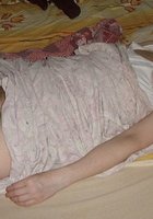 Зрелая сучка сует в вагину разные предметы лежа на кровати 3 фото