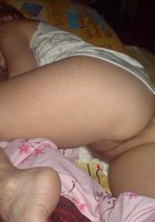Зрелая сучка сует в вагину разные предметы лежа на кровати 10 фото