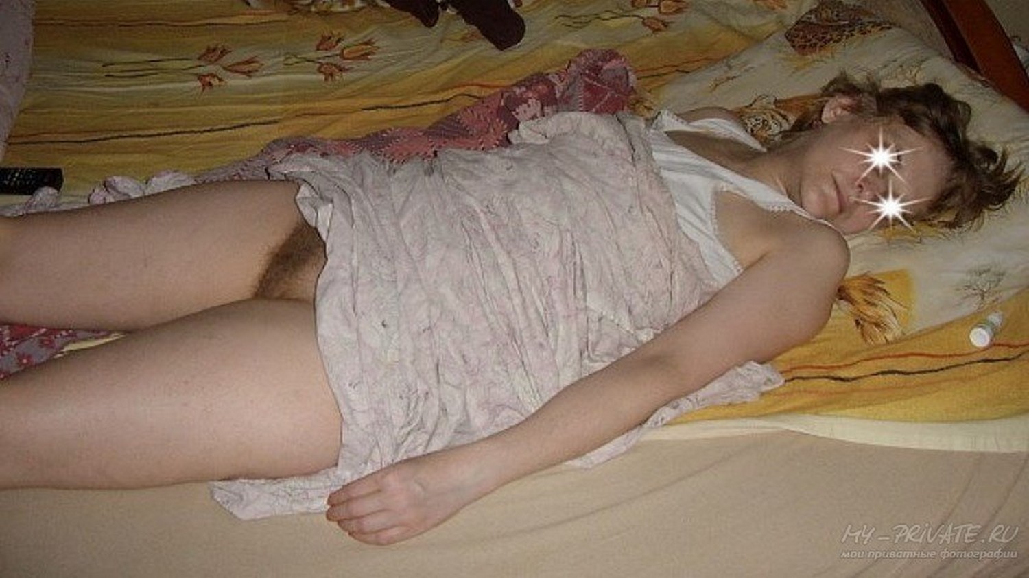 Зрелая сучка сует в вагину разные предметы лежа на кровати 3 фотография