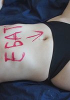 Мамка ласкает манду с помощью вагинальной помпы 9 фотография