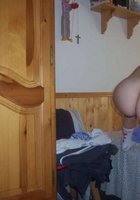 Молодуха в своей комнате светит голой сракой 3 фото