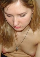 Марамойка в своей комнате мастурбирует киску секс игрушкой 11 фото