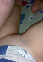 Мужик снимает вагину спящей на постели бабенки 15 фото