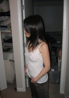 Азиатка с волосатой киской делает минет в спальне 14 фото