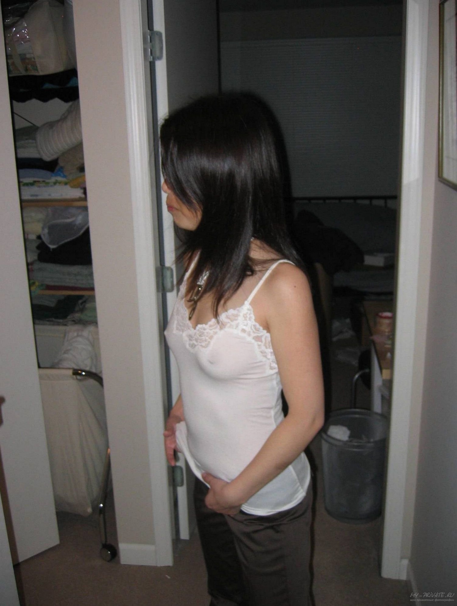 Азиатка с волосатой киской делает минет в спальне 14 фотография