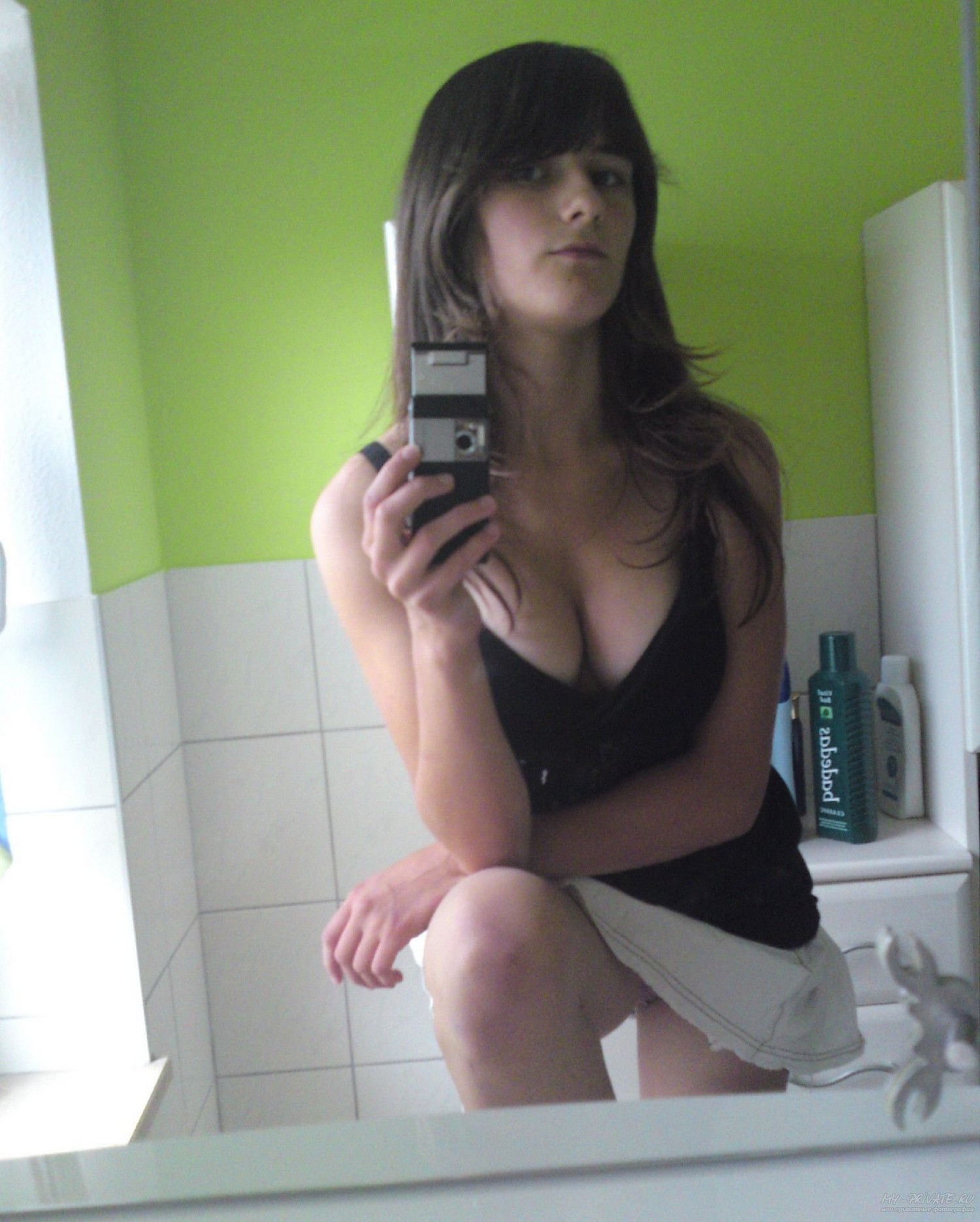 Молодая девчонка фоткается голышом в ванной 14 фотография