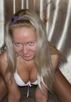 Жгучая блондиночка сексуально позирует в квартире подруги 3 фотография
