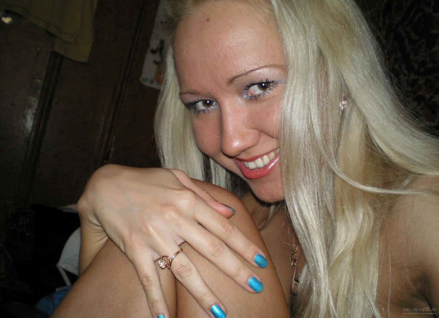 Жгучая блондиночка сексуально позирует в квартире подруги 5 фотография