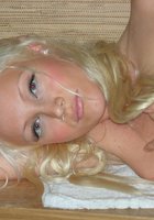 Голая блондинка стоит раком на черном диване 3 фото