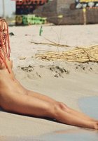 Девушка отдыхают у моря с голыми сиськами 7 фото