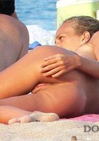 Девушка отдыхают у моря с голыми сиськами 16 фотография