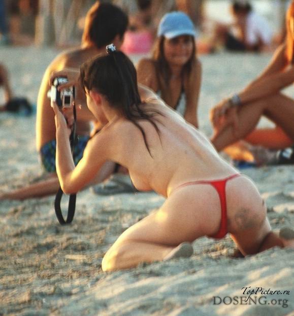 Девушка отдыхают у моря с голыми сиськами 17 фотография