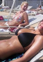 Красотки в купальниках хвастаются горячим телом на пляже 11 фото