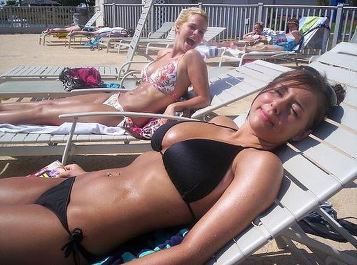 Красотки в купальниках хвастаются горячим телом на пляже 11 фотография