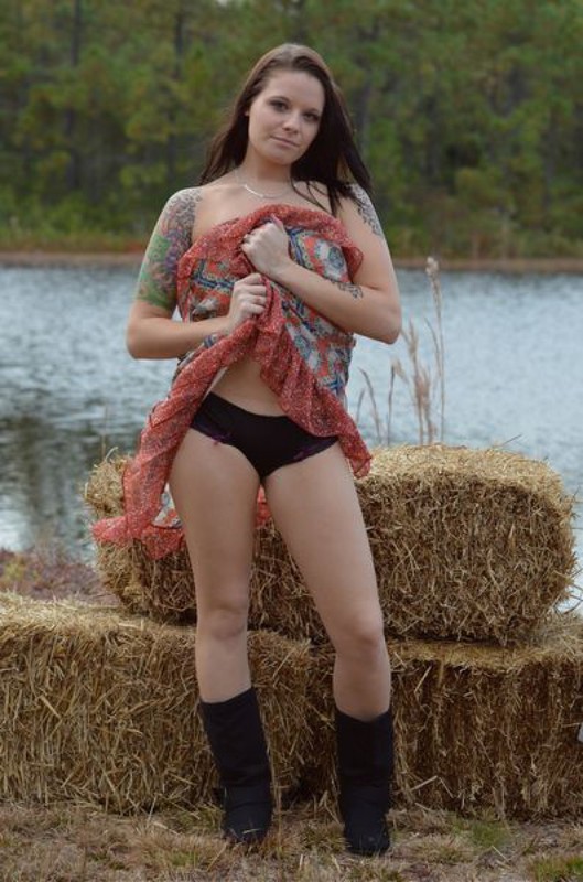 Фермерша обнажила сиськи на озере 10 фотография