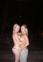 Пара полненьких подружек на улице светят голыми сиськами 5 фотография