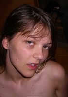 Водвадцатилетняя нимфа сексуально позирует дома 4 фото