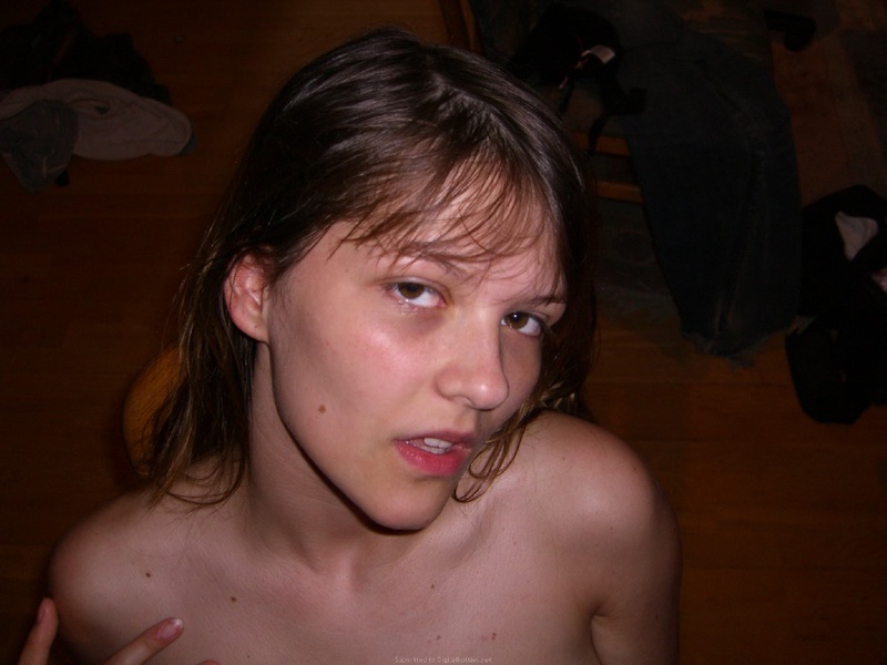 Водвадцатилетняя нимфа сексуально позирует дома 4 фотография