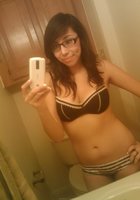Девчонка носящая очки делает селфи в ванной комнате 7 фотография