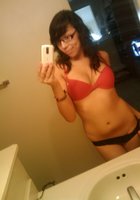 Девчонка носящая очки делает селфи в ванной комнате 10 фотография