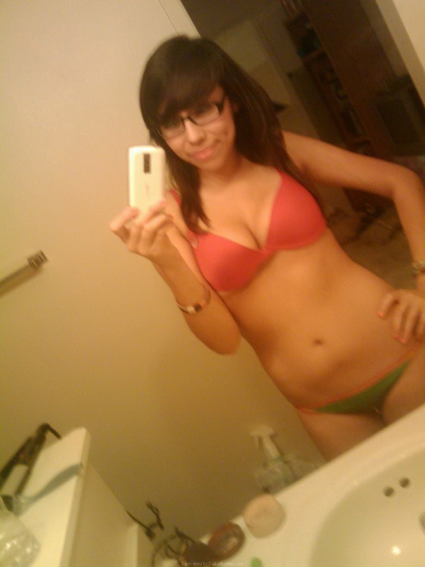 Девчонка носящая очки делает селфи в ванной комнате 2 фотография