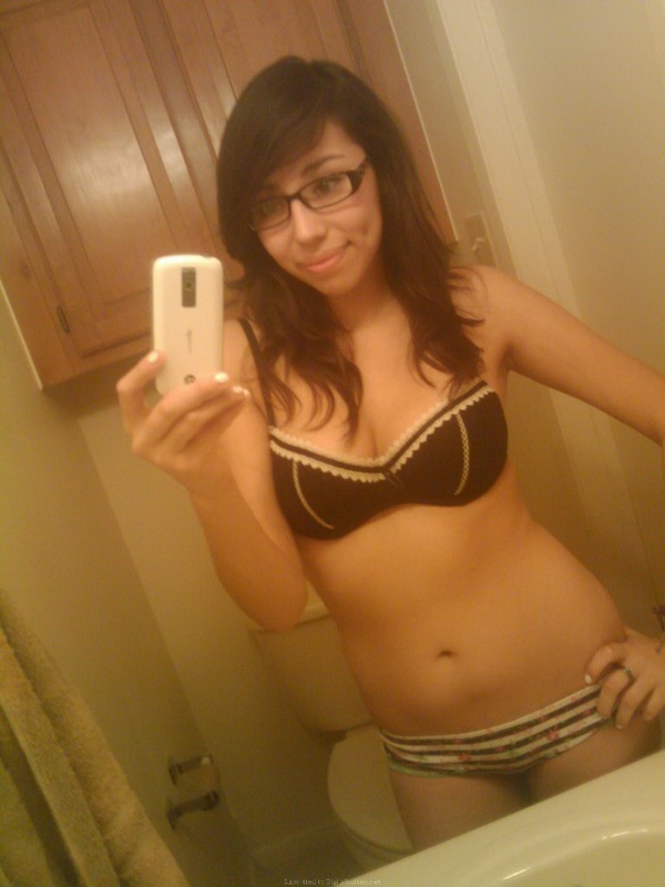 Девчонка носящая очки делает селфи в ванной комнате 7 фотография