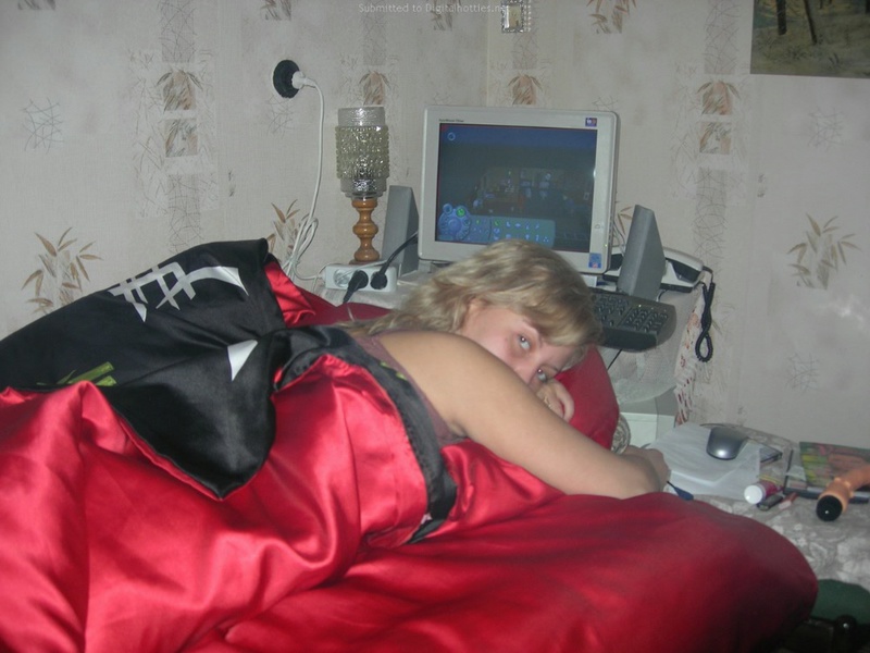 Жена делает минет в спальне после возбуждающей прелюдии 1 фотография