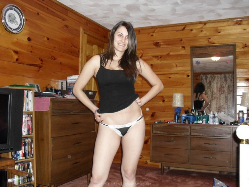 Тридцатилетняя бестия сексуально позирует на постели 11 фотография