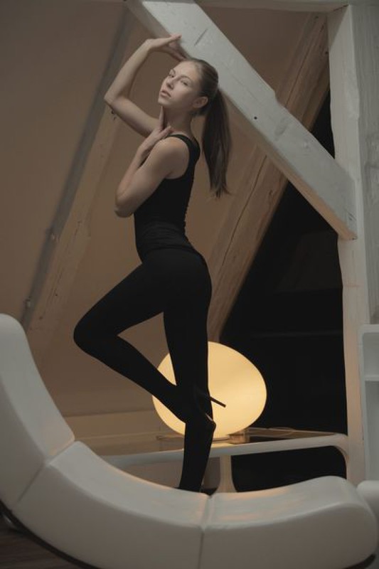 Спортивная сучка позирует в черных лосинах в апартаментах 15 фотография