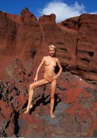 Голая блондинка показывает себя на красных скалах 1 фотография