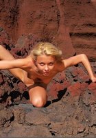 Голая блондинка показывает себя на красных скалах 2 фото