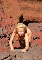 Голая блондинка показывает себя на красных скалах 15 фотография