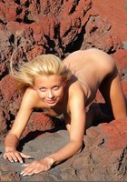 Голая блондинка показывает себя на красных скалах 17 фотография