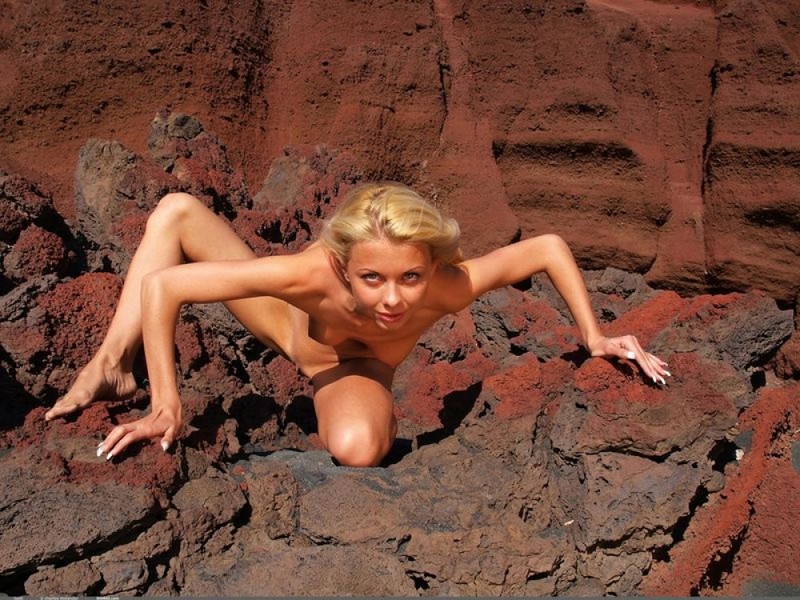 Голая блондинка показывает себя на красных скалах 2 фотография