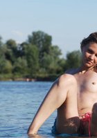 Сексуальная цыпочка купается в озере не пряча сиськи 5 фото