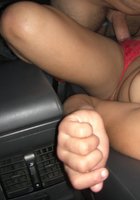 Девушка трахается в машине не снимая стринги 8 фотография