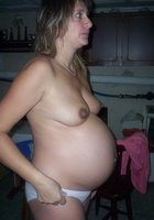 Дома беременная сучка показывает небритую манду 9 фотография