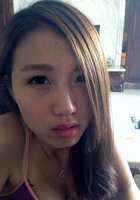 Молоденькая азиатка стянула колготки до колен на спинке дивана 1 фото