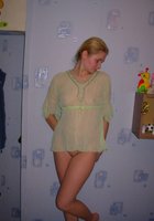 В своей комнате девушка надела на голое тело полупрозрачное одеяние 8 фотография