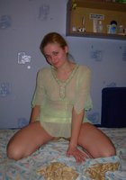В своей комнате девушка надела на голое тело полупрозрачное одеяние 13 фото